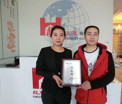 紅意硅藻泥銷售經(jīng)理(左)為吉林省松原市代理商(右)頒發(fā)授權牌